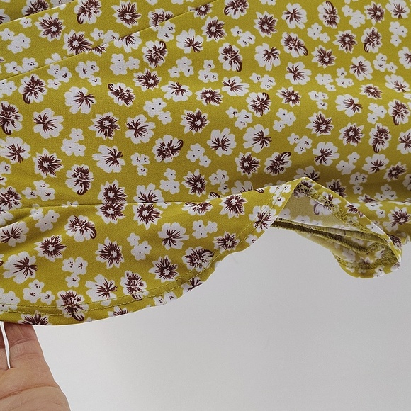 Beacon Apparel Pullover Blouse Size XL Green White Floral Print Ruffle Sleeve - Picture 4 of 9